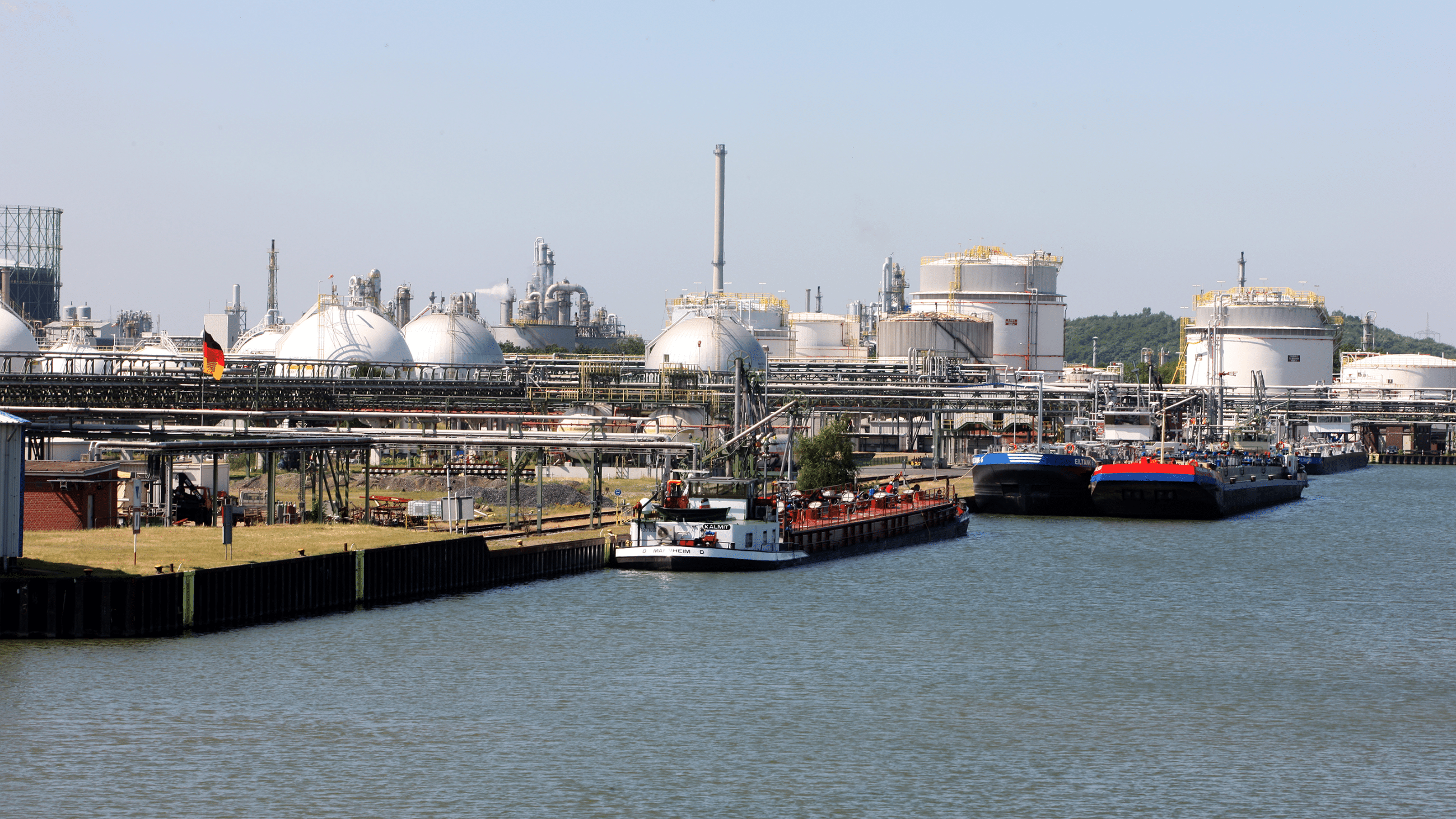 Chemiepark Marl: Hafenanlage mit Schiffen am Wesel-Datteln-Kanal